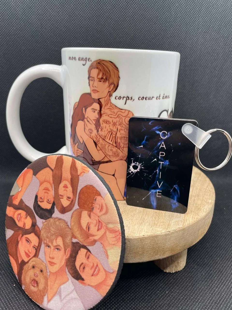 🎁 Coffret Mug – Mug + Porte-clés + Dessous de Tasse – Captive 🖤📖